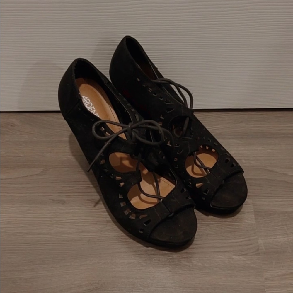 6/$25! Black open toe Suede Wedges